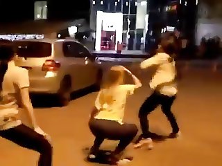 3 hot teenager girls shake their Asses in public