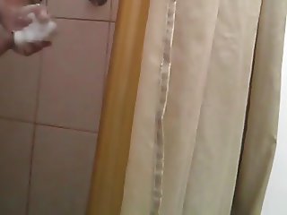 Taking A Shower - Tomando Una Ducha