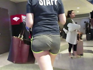 Watch this PAWG's ass jiggle thru the airport