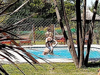 Patito jugando en la piscina