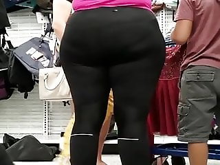 Candid Big ass LatiNa MILF in black leggings VPL